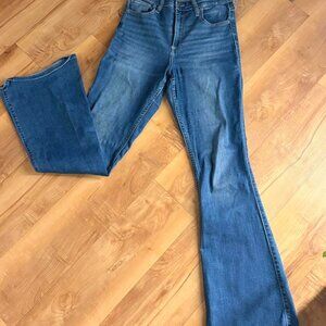 High-waisted flare blue jeans #flarejeans